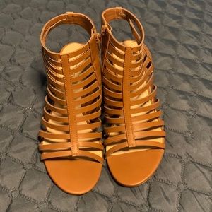 Wedge heel sandal with straps and zipper sides
